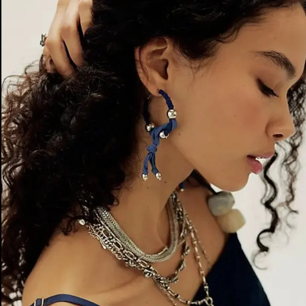 NWT Free People Lingering Love Hoops in Silver/Navy - Picture 1 of 2
